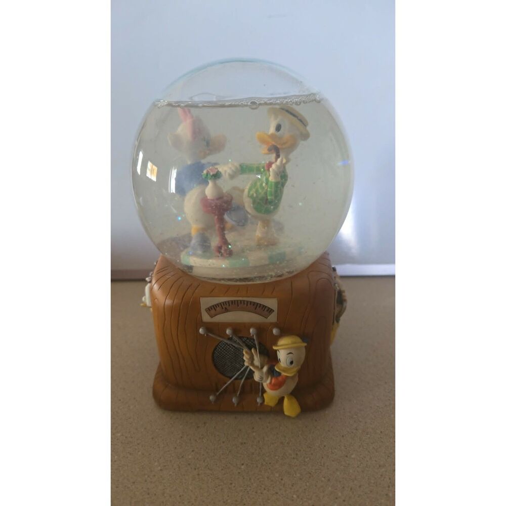 Disney Donald & Daisy Duck Muscial Snowglobe